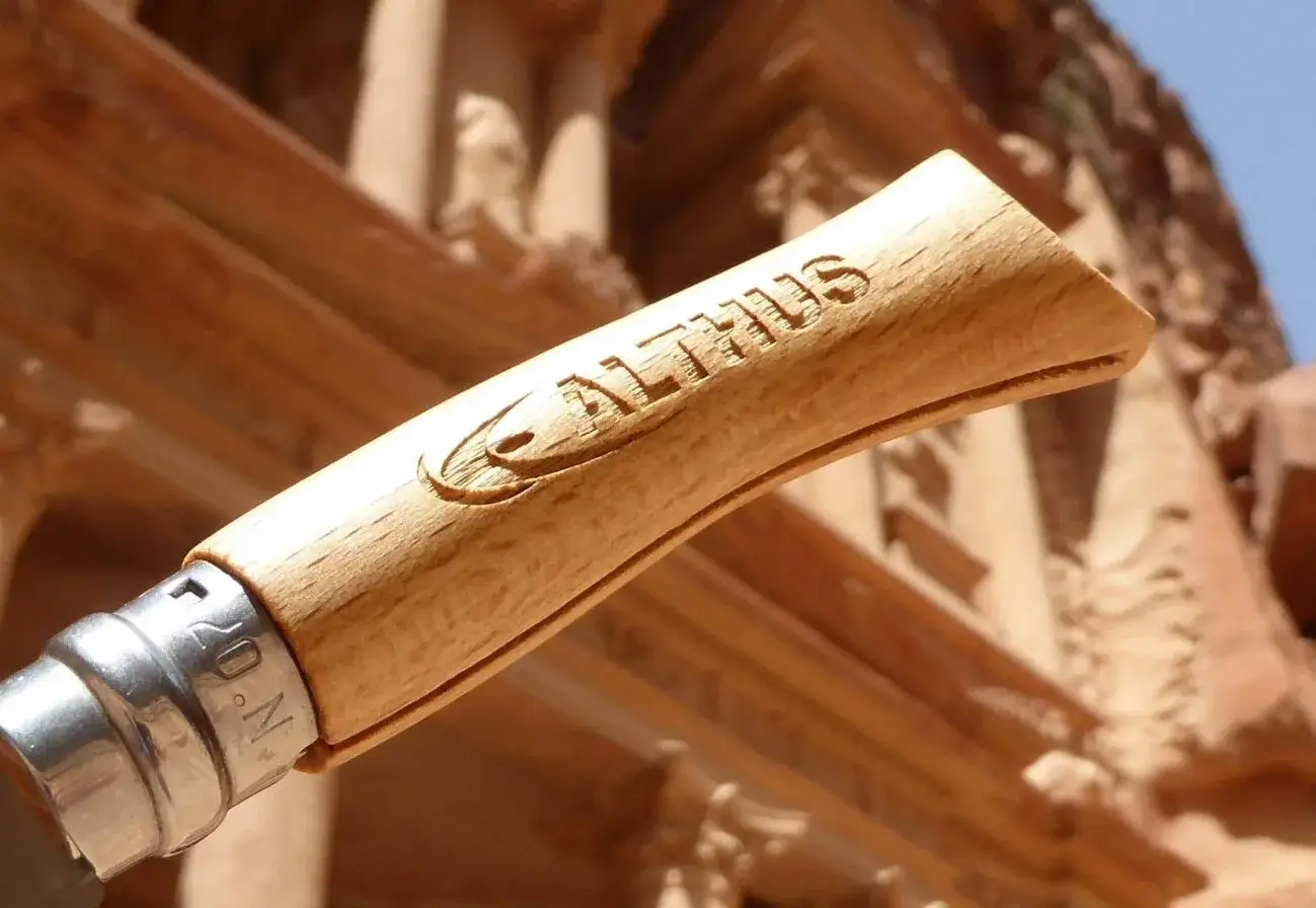 Opinel gravé ALTHUS, objet publicitaire disponible sur Even-Pub, site du groupe ALTHUS